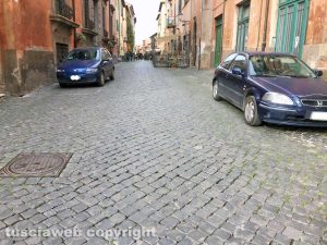 Tuscania - Parcheggi selvaggi nel centro storico