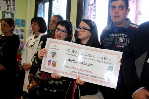 Viterbo - La scuola marescialli dona un assegno a Eta beta onlus