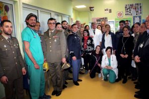 Viterbo - La scuola marescialli dona un assegno a Eta beta onlus