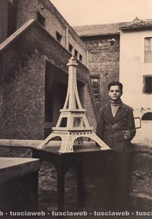 Viterbo - Fine anni ‘50 - Franco Catoni accanto a un modellino della Torre Eiffel