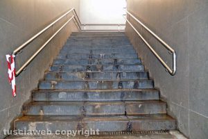 Stazione di Tarquinia - Alcuni degli scalini che portano ai binari