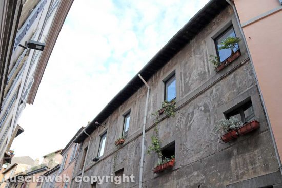 Viterbo - La facciata graffita in via Annio