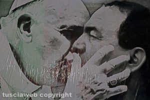 Viterbo - Il manifesto contro Papa Francesco e Domenico Lucano