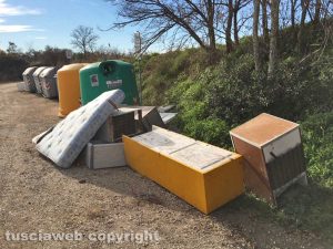 Viterbo - Strada Freddano - Discarica a cielo aperto