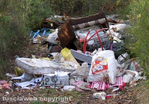 Vasanello - Rifiuti abbandonati alla strada di Tajo Grosso