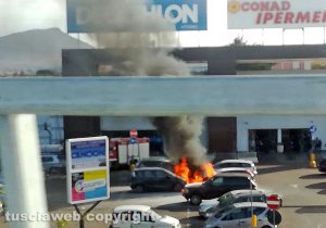 Viterbo - Auto in fiamme al parcheggio del supermercato