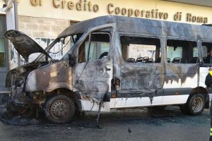 Civita Castellana - Il pulmino in fiamme a piazza della Liberazione
