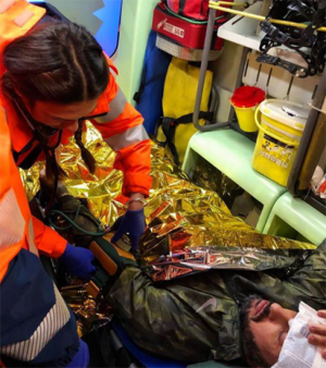 Milano - Fabrizio Corona in ambulanza dopo l'aggressione