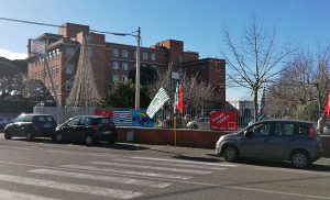 Le bandiere dei sindacati a Villa Immacolata