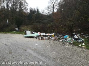 Viterbo - Rifiuti al fontanile di Fiescoli