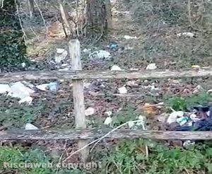 Viterbo - Rifiuti su strada Romana