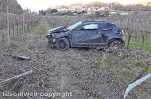 Montefiascone - L'auto fuori strada in località Poggeri