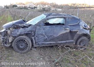 Montefiascone - L'auto fuori strada in località Poggeri