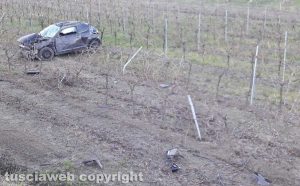 Montefiascone - L'auto fuori strada in località Poggeri