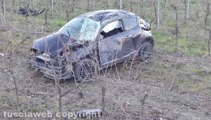 Montefiascone - L'auto fuori strada in località Poggeri