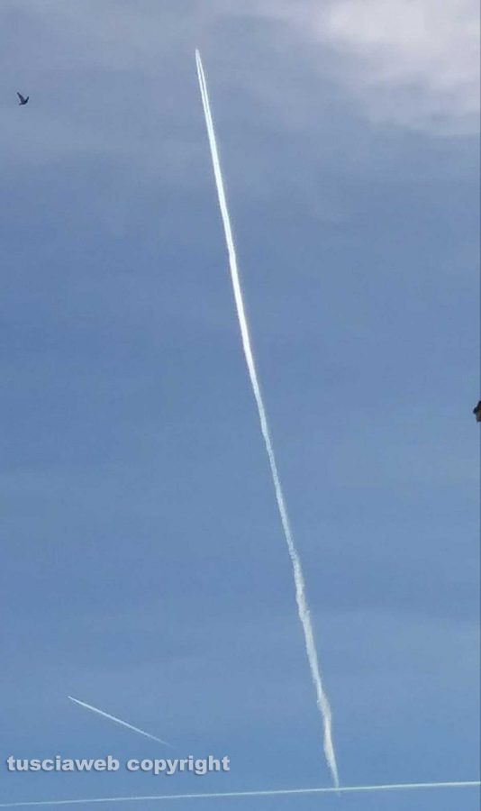 Viterbo - Scie di aerei nel cielo