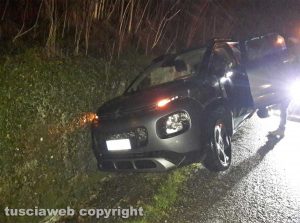 Montefiascone - Scontro tra due auto, una finisce fuori strada sulla Cassia nord