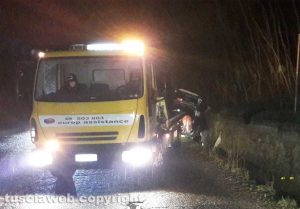 Montefiascone - Scontro tra due auto, una finisce fuori strada sulla Cassia nord