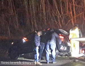 Montefiascone - Scontro tra due auto, una finisce fuori strada sulla Cassia nord