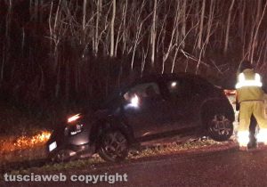 Montefiascone - Scontro tra due auto, una finisce fuori strada sulla Cassia nord