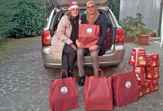 Viterbo - Consiglieri e assessori Lega consegnano i pacchi dono
