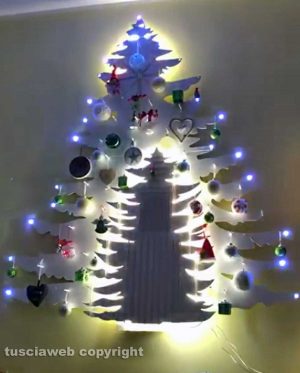 Viterbo - Albero di Natale a parete antigatto