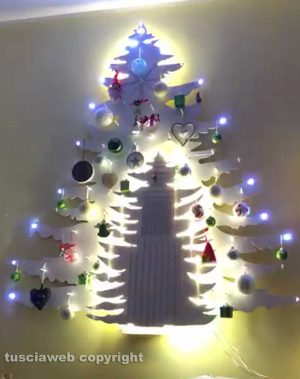 Viterbo - Albero di Natale a parete antigatto