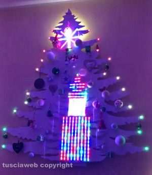 Viterbo - Albero di Natale a parete antigatto