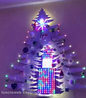 Viterbo - Albero di Natale a parete antigatto