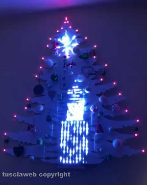 Viterbo - Albero di Natale a parete antigatto