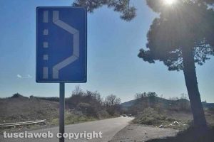 Valentano - Rifiuti lungo l'area di sosta