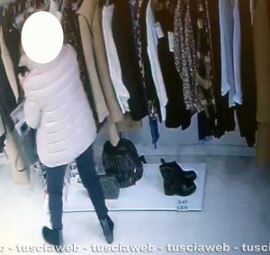 Viterbo - Furto in un negozio del centro - Le immagini delle telecamere