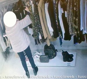 Viterbo - Furto in un negozio del centro - Le immagini delle telecamere