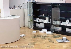 Viterbo - Furto al ministore Apple di via Cardarelli