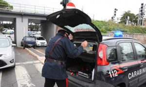 Grosseto - La panda dopo lo schianto e i carabinieri - Foto Agenzia fotografica BF e Il Tirreno