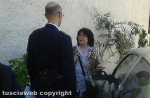 Poggino - Maria Ciucci a colloquio con un poliziotto