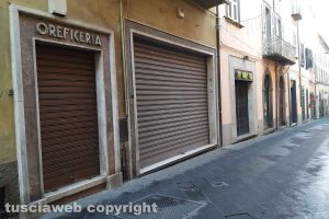Montefiascone - Negozi chiusi in corso Cavour
