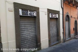Montefiascone - Negozi chiusi in corso Cavour