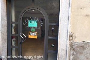 Montefiascone - Negozi chiusi in corso Cavour