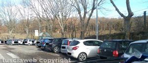 Le auto in sosta fuori Villa Immacolata