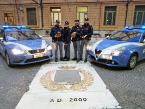 Roma - Poliziotti della squadra volante salvano due cagnolini la sera di Capodanno