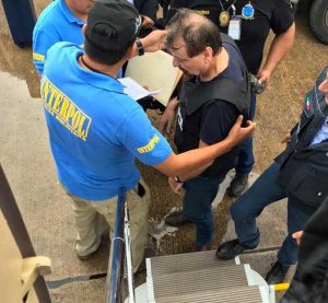 Cesare Battisti sale sul volo per l'Italia