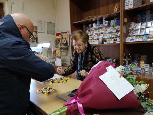 Marcianise - La tabaccaia con il sindaco Velardi