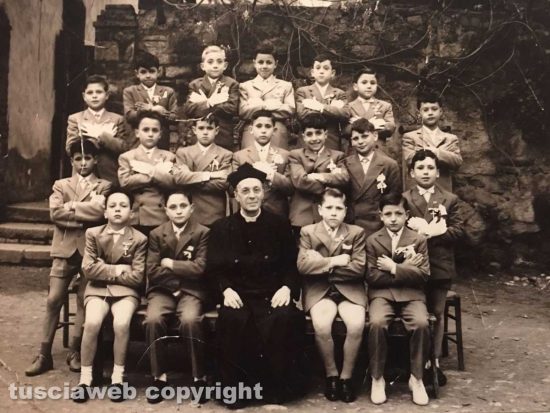 Anni Sessanta - Don Alceste Grandori insieme ai bambini della Prima Comunione
