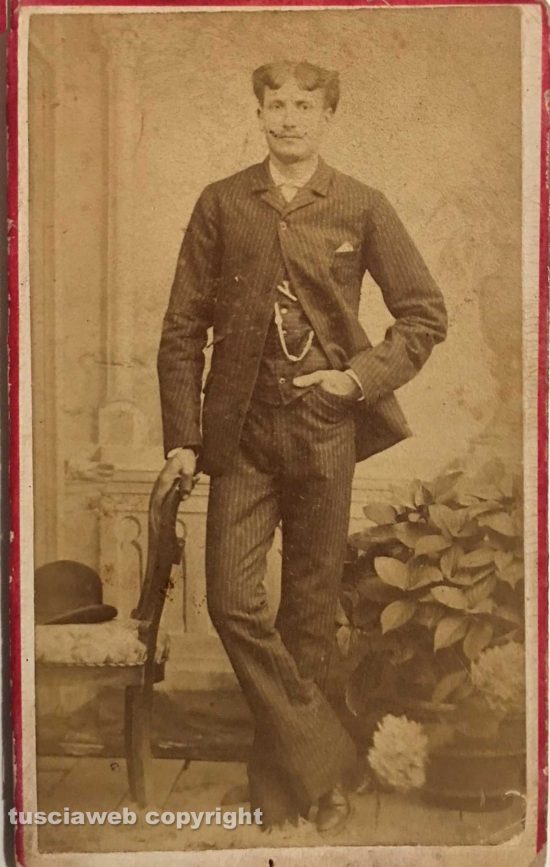 Paolo Capobianchi, classe 1865, in posa in un interno 