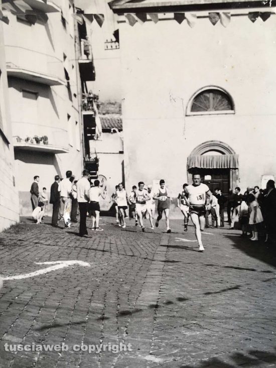Fine anni '50 - Viterbo - Corsa podistica davanti alla Casa del Catechismo di San Leonardo
