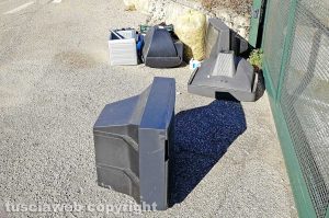 Viterbo - Rifiuti di fronte all'ecocentro al Riello