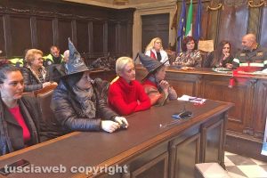 Viterbo - La presentazione della calza della Befana più lunga del mondo