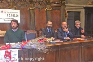 Viterbo - La presentazione della calza della Befana più lunga del mondo
