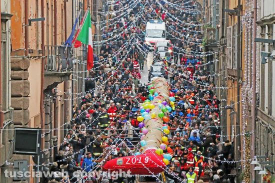 Viterbo - La calza della befana più lunga del mondo